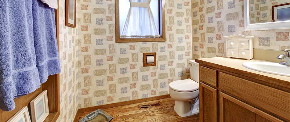 This outdated bathroom in Lakeland is in need of a remodel.